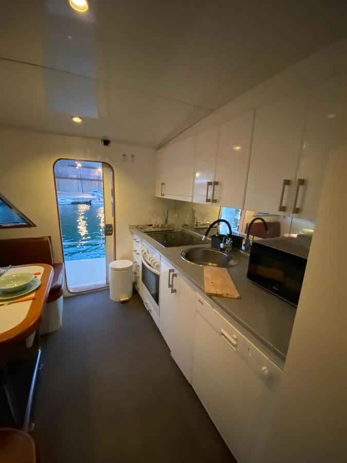 Отель Amazing Boat To Sleep In Barcelona Сан-Адриан-де-Бесос Экстерьер фото