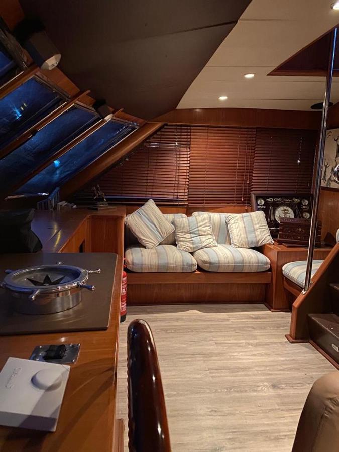 Отель Amazing Boat To Sleep In Barcelona Сан-Адриан-де-Бесос Экстерьер фото