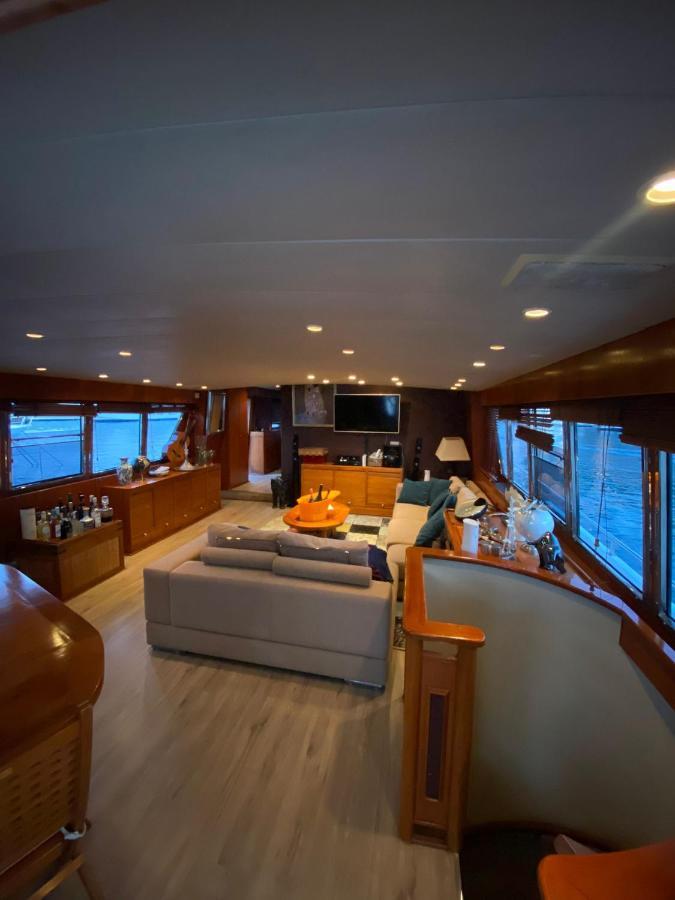 Отель Amazing Boat To Sleep In Barcelona Сан-Адриан-де-Бесос Экстерьер фото