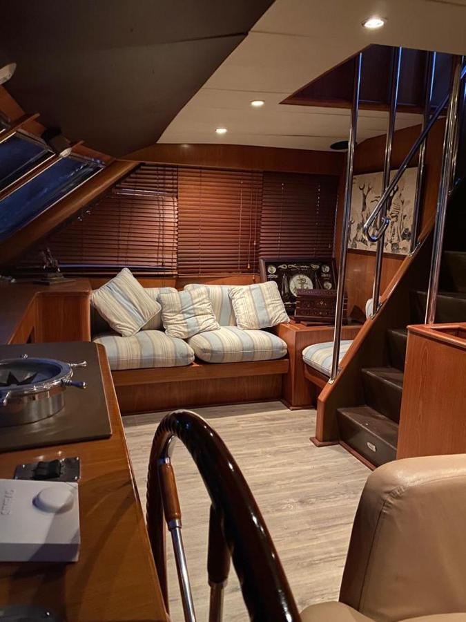 Отель Amazing Boat To Sleep In Barcelona Сан-Адриан-де-Бесос Экстерьер фото