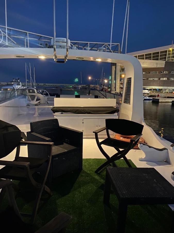 Отель Amazing Boat To Sleep In Barcelona Сан-Адриан-де-Бесос Экстерьер фото
