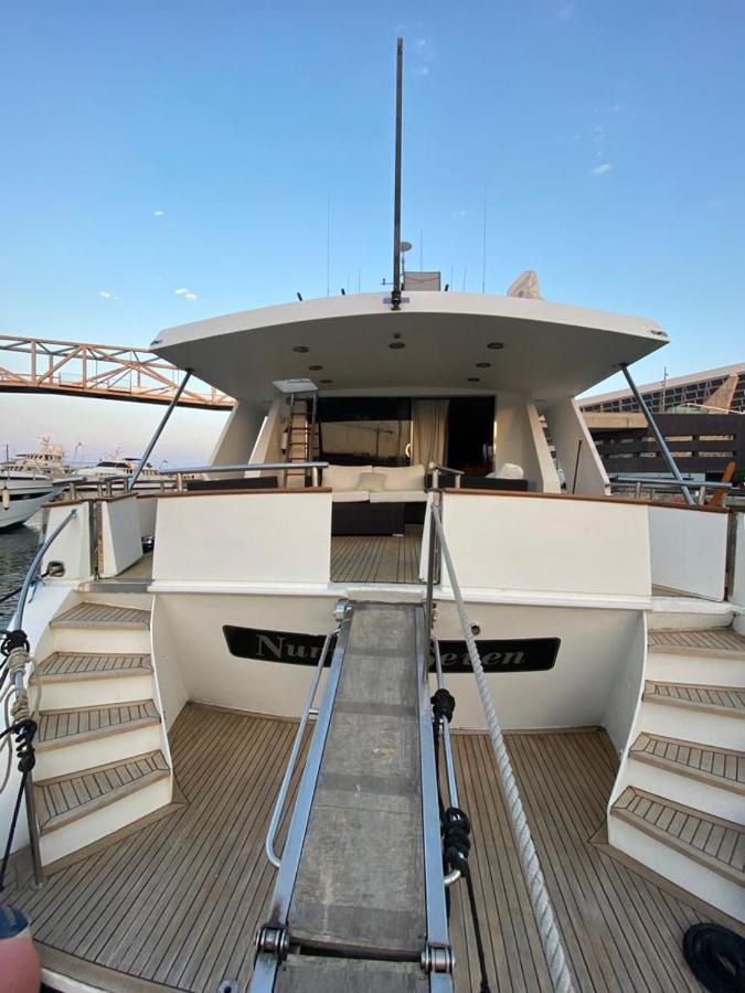 Отель Amazing Boat To Sleep In Barcelona Сан-Адриан-де-Бесос Экстерьер фото