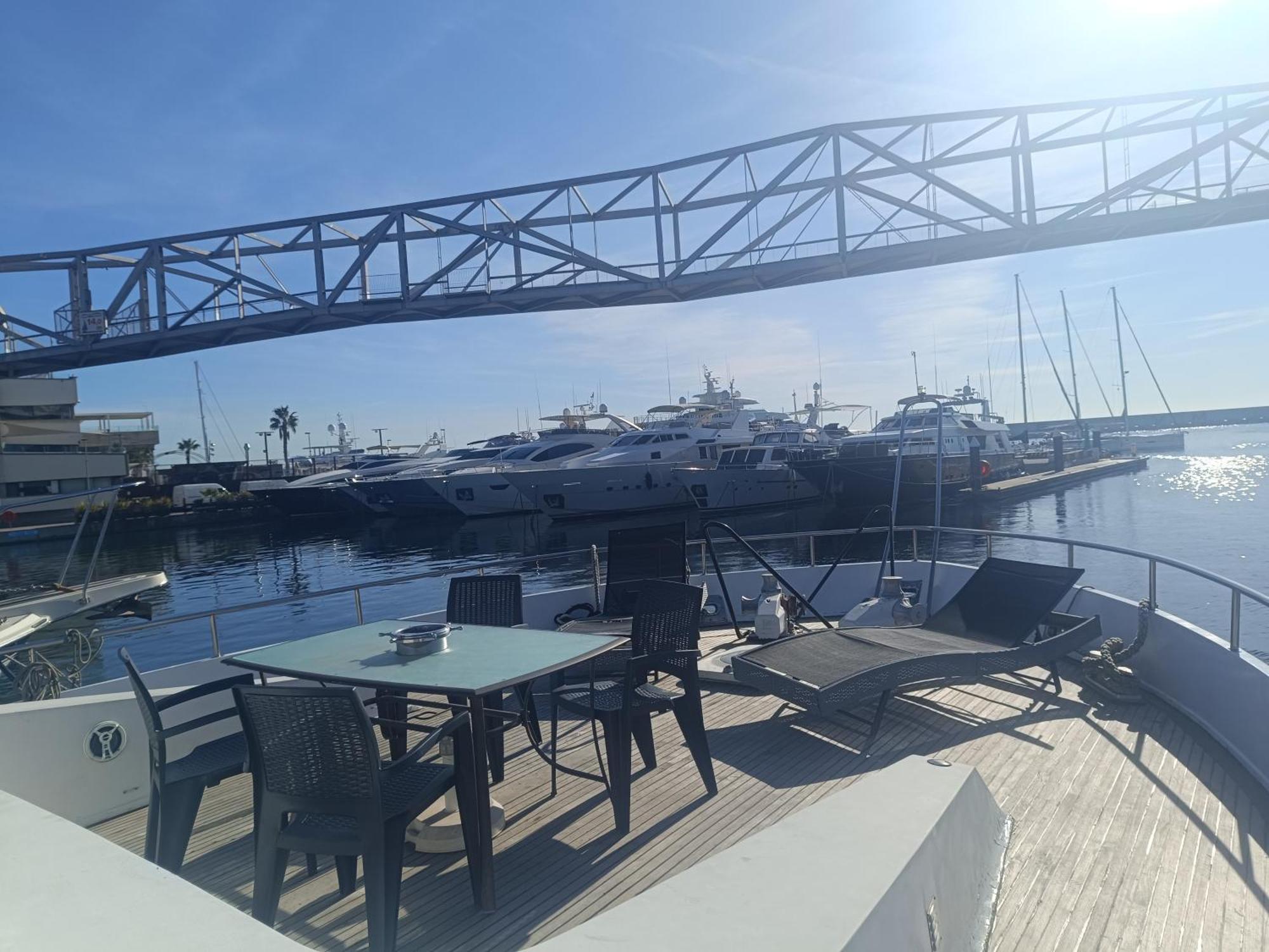 Отель Amazing Boat To Sleep In Barcelona Сан-Адриан-де-Бесос Экстерьер фото
