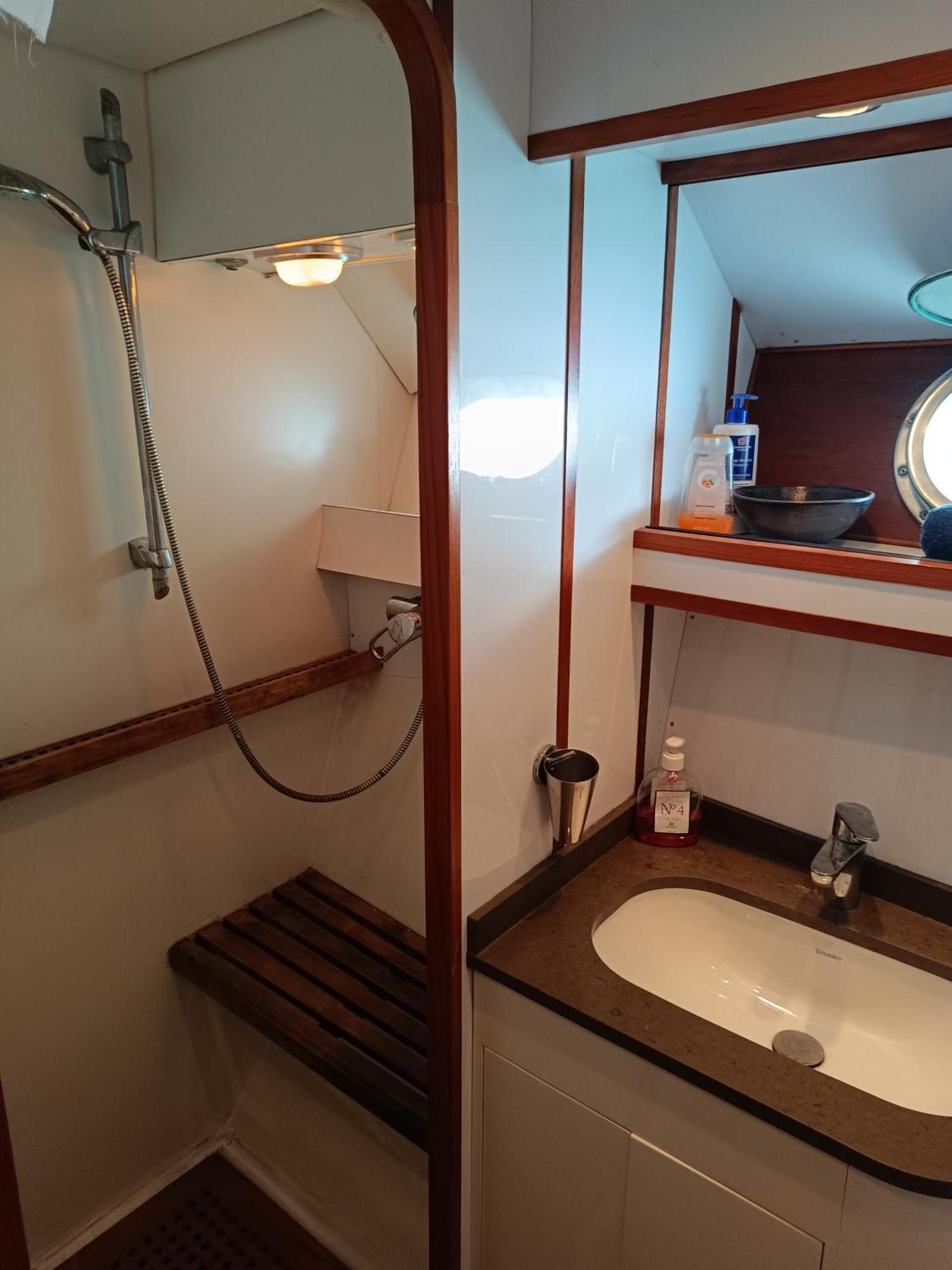 Отель Amazing Boat To Sleep In Barcelona Сан-Адриан-де-Бесос Экстерьер фото