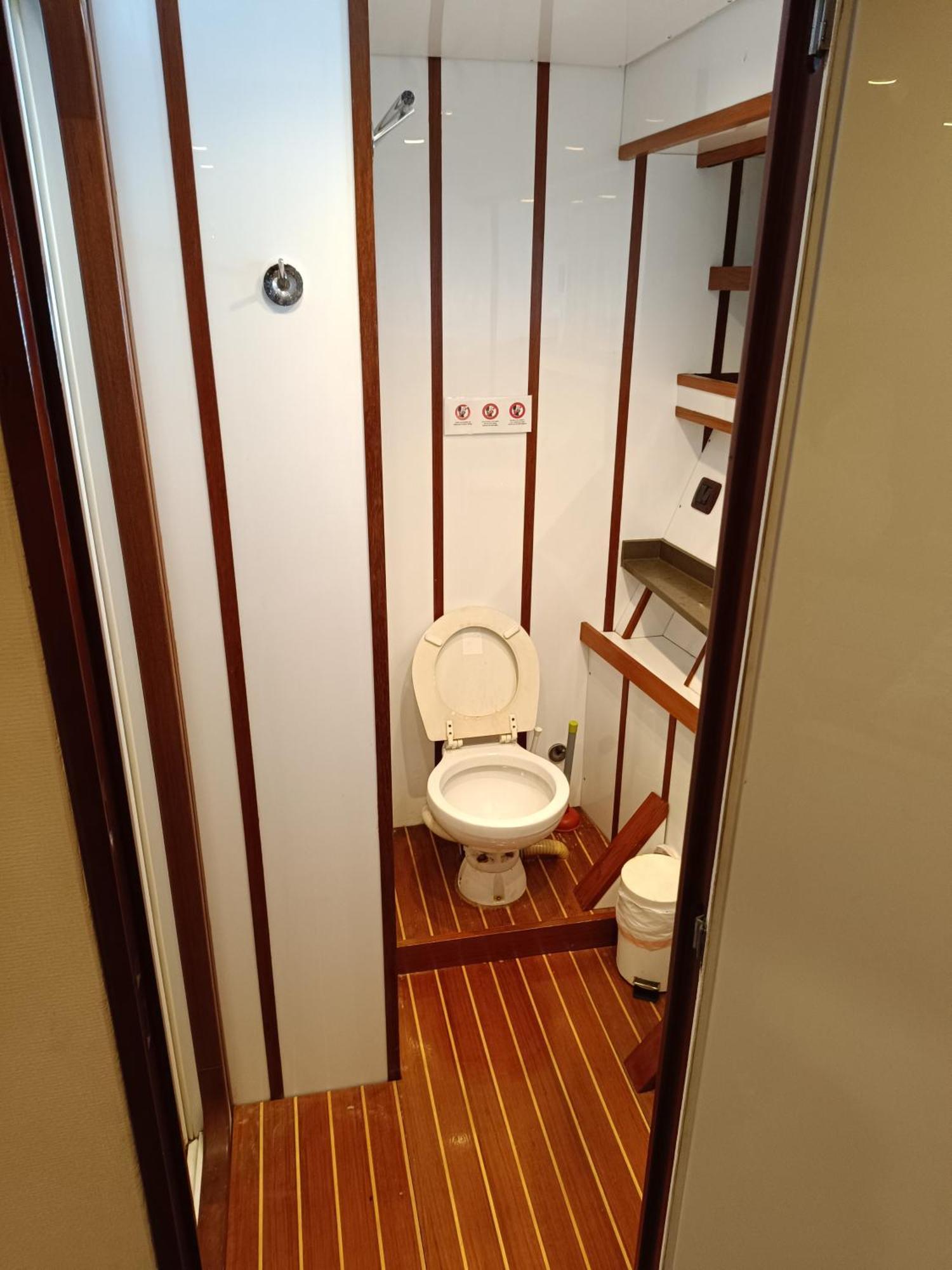 Отель Amazing Boat To Sleep In Barcelona Сан-Адриан-де-Бесос Экстерьер фото