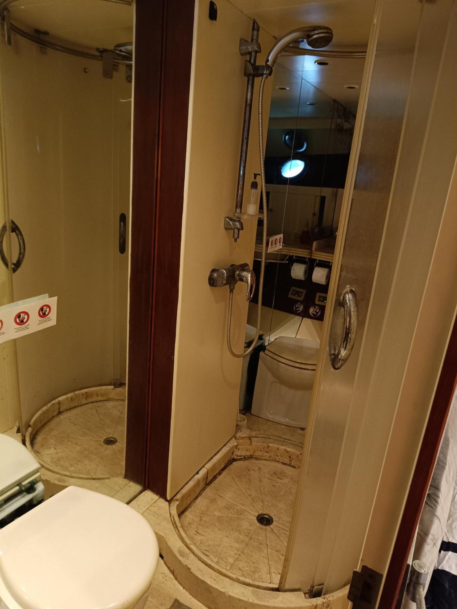 Отель Amazing Boat To Sleep In Barcelona Сан-Адриан-де-Бесос Экстерьер фото