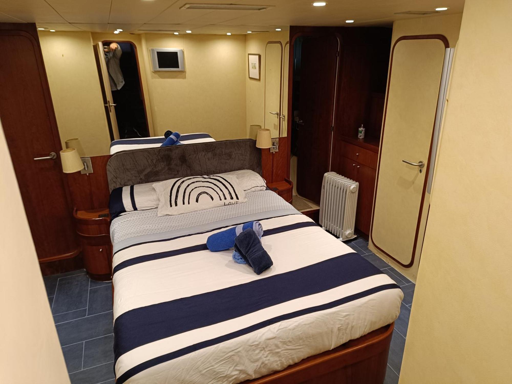 Отель Amazing Boat To Sleep In Barcelona Сан-Адриан-де-Бесос Экстерьер фото