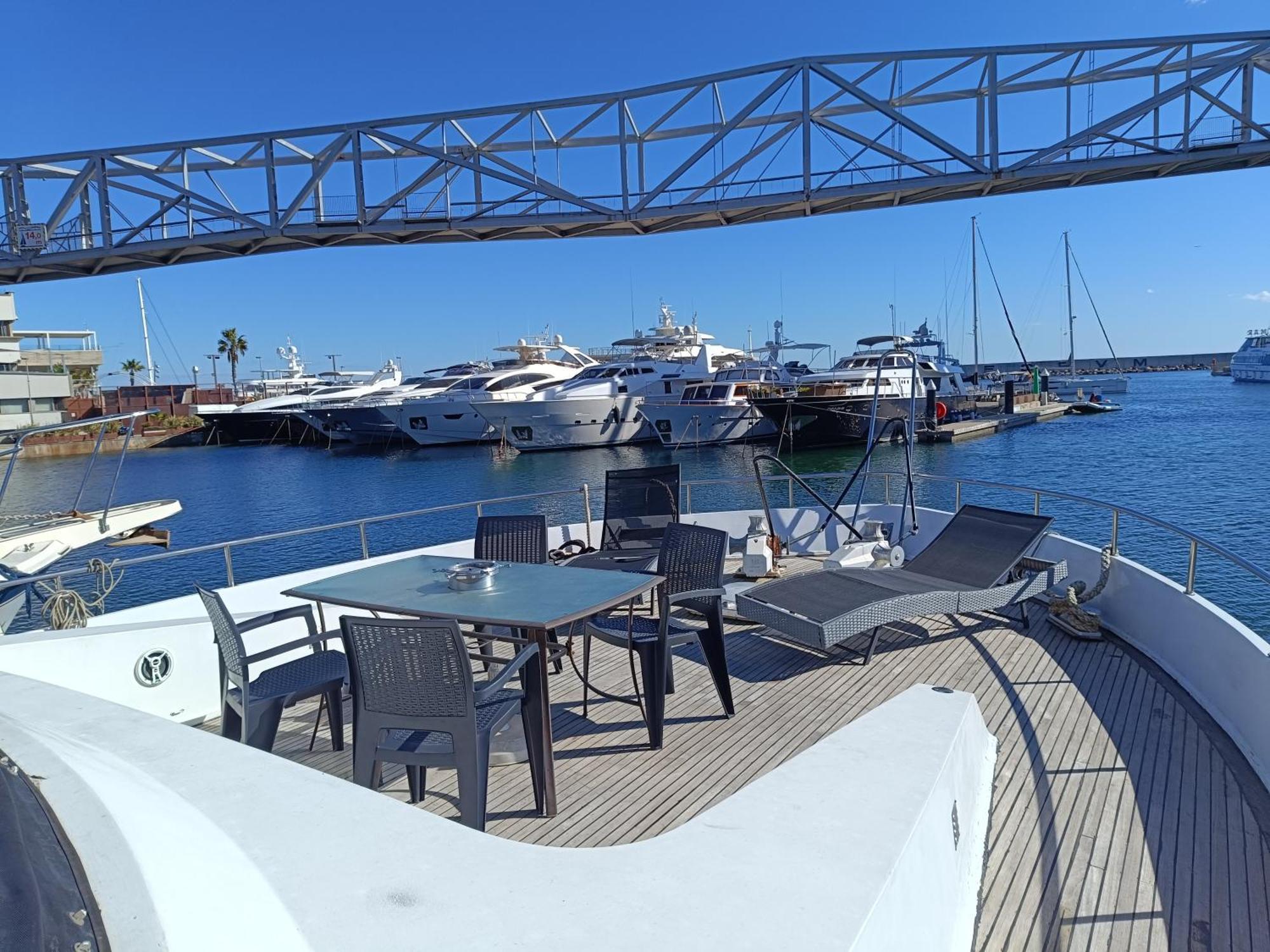 Отель Amazing Boat To Sleep In Barcelona Сан-Адриан-де-Бесос Экстерьер фото