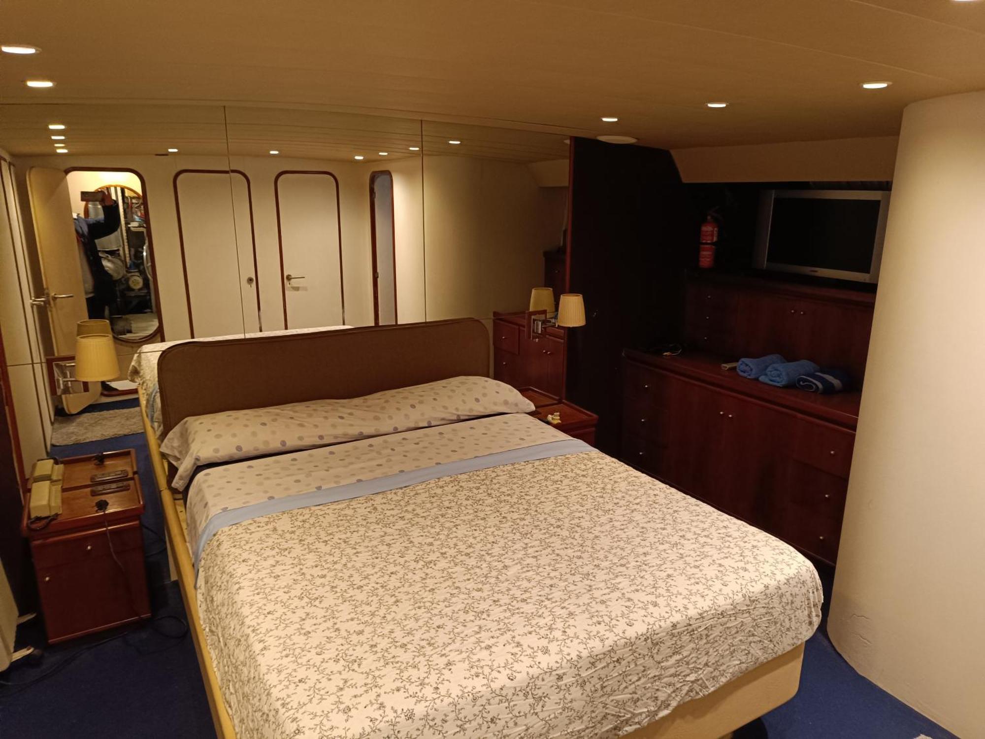 Отель Amazing Boat To Sleep In Barcelona Сан-Адриан-де-Бесос Экстерьер фото