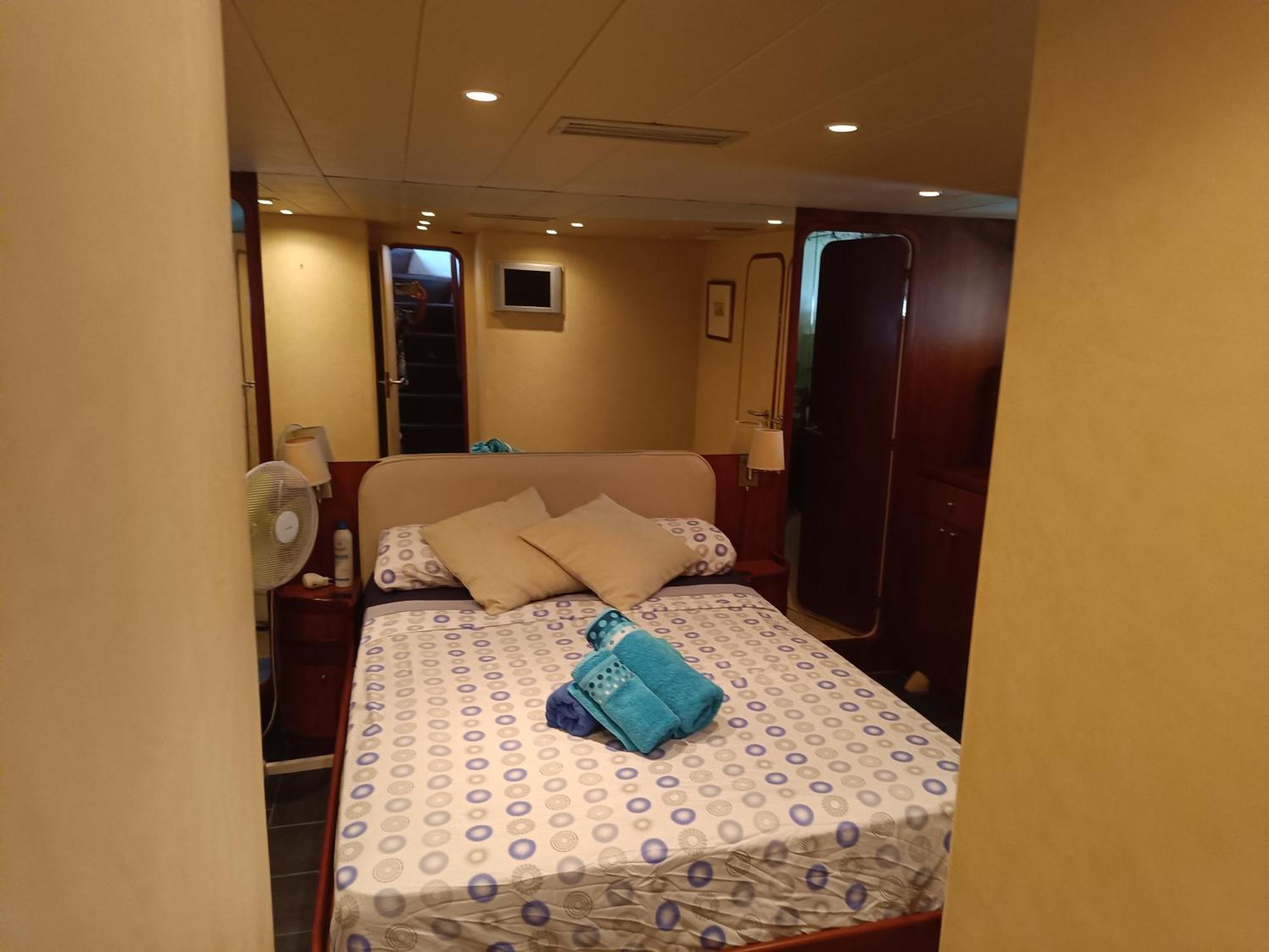 Отель Amazing Boat To Sleep In Barcelona Сан-Адриан-де-Бесос Экстерьер фото