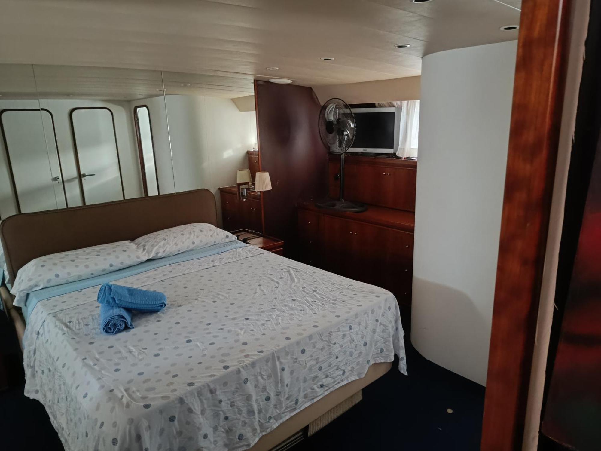 Отель Amazing Boat To Sleep In Barcelona Сан-Адриан-де-Бесос Экстерьер фото