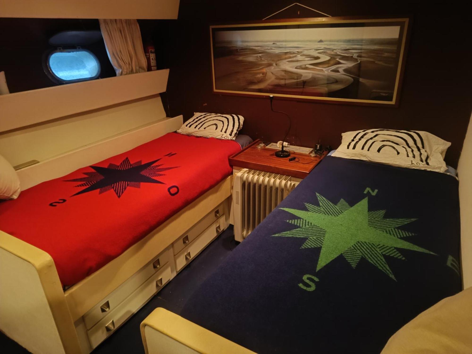 Отель Amazing Boat To Sleep In Barcelona Сан-Адриан-де-Бесос Экстерьер фото